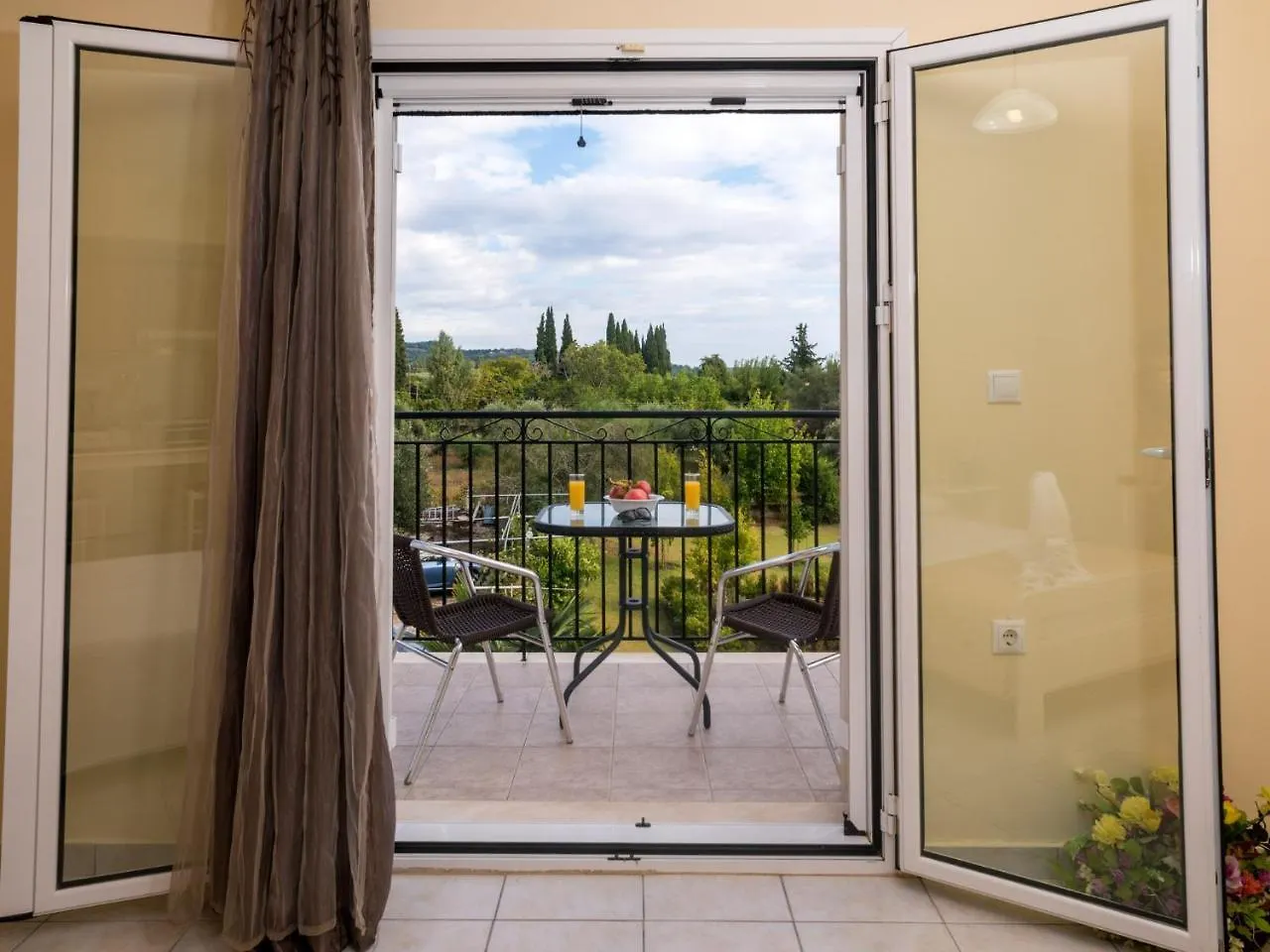 Dallas Hotel Svoronata Aparthotel