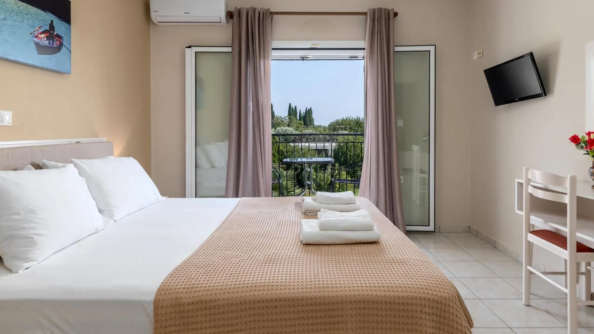 Dallas Hotel Svoronata Aparthotel